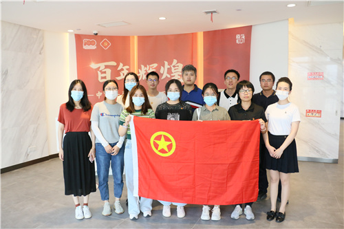 大阳城集团登录网1382青年参观《百年辉煌——中国共产党在上海百年图展》